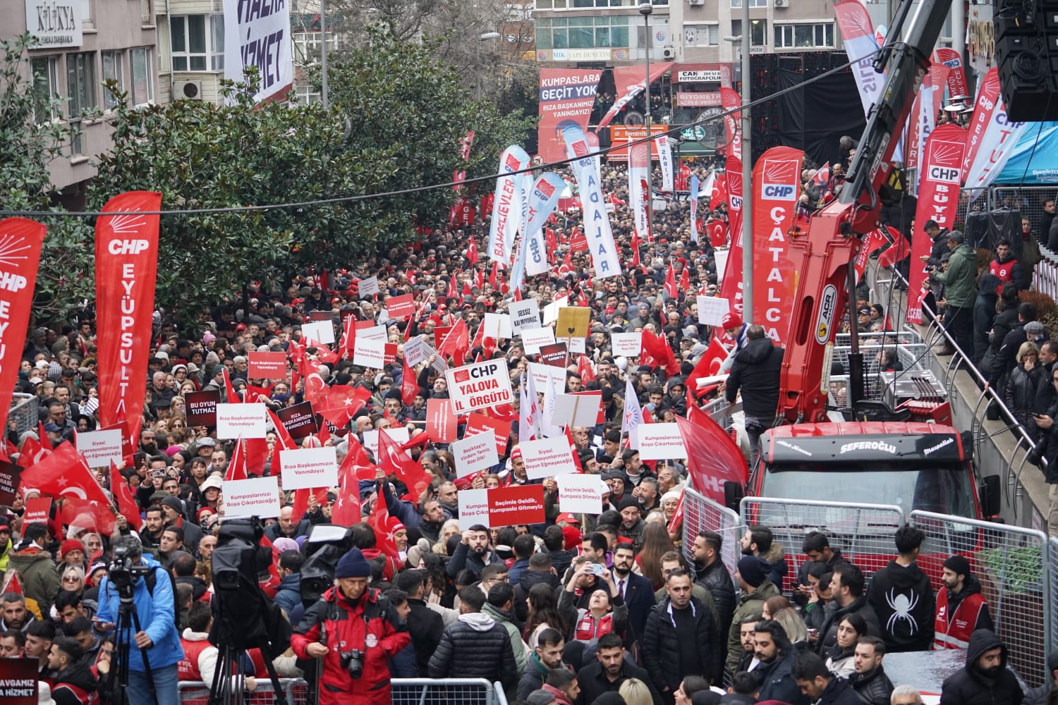 İstanbullular irade gaspına karşı Beşiktaş'ta buluştu